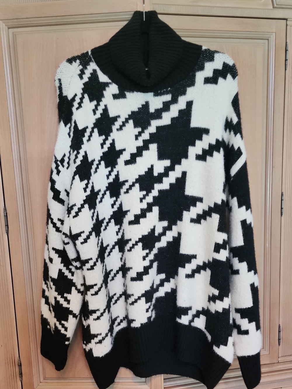 H&M Black & White Houndstooth Turtleneck Sweater